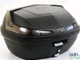 une image montrant un gros plan d'un coffre de moto noir