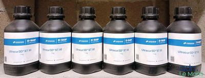 six bouteilles de liquide posées sur une étagère devant un mur