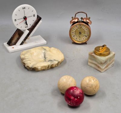 plusieurs types d'objets différents, notamment une horloge, un bloc de marbre, un bloc de marbre et une horloge