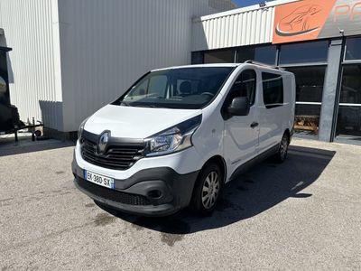 la camionnette blanche est garée devant un bâtiment