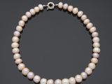 un collier de perles de culture et de diamants