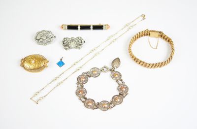 beaucoup de bijoux sur une surface blanche