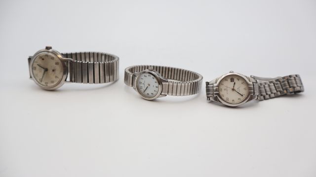 Trois montres bracelets en métal (réserve de fonctionnement)