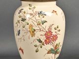 une lampe posée sur une table ornée d'un motif floral