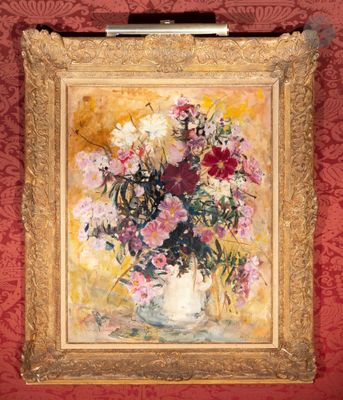 un tableau représentant des fleurs dans un vase, accroché sur un mur rouge
