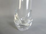 un vase en verre transparent contenant une feuille