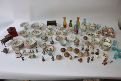 un grand nombre de petites figurines qui se trouvent sur une table