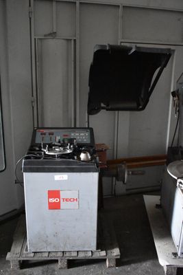 une machine posée sur une palette dans une pièce