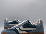 un gros plan sur une paire de baskets bleues et blanches