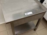 une table en acier inoxydable sur laquelle est posée une pancarte