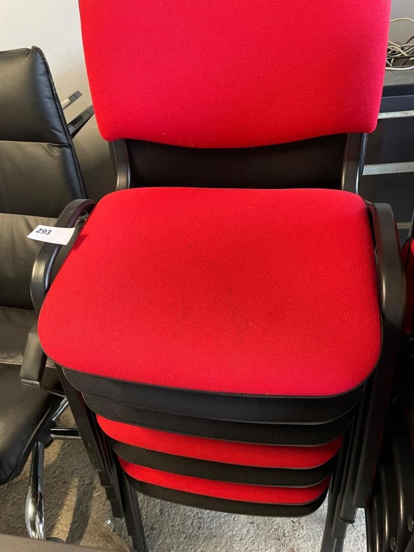 Un lot de 7 chaises d'accueil en tissus rouges et noires