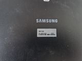 l'arrière d'un ordinateur portable Samsung noir sur lequel figure un code-barres
