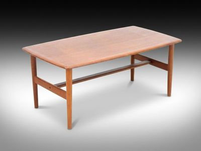 une table basse en bois avec un plateau en bois sur fond noir