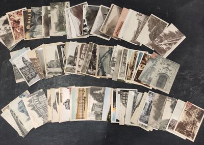 tout un tas de vieilles photos qui sont posées sur la table