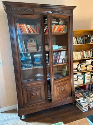 une bibliothèque remplie de livres dans un salon