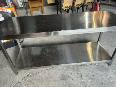 une table en acier inoxydable avec une étagère en dessous