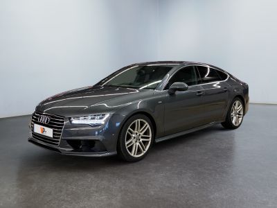 Une Audi S8 grise est garée dans une grande pièce