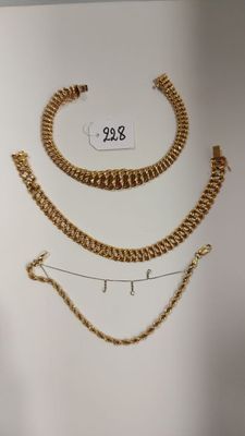 Deux chaînes en or et un collier sont exposés