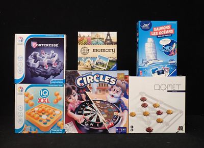de nombreux jeux posés sur la table, sur fond noir