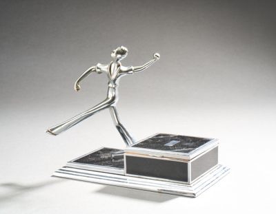 statue d'un homme tenant une batte de baseball au sommet d'une base