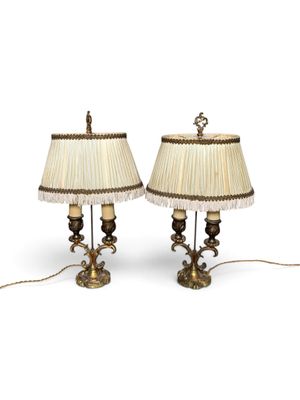 paire de lampes de table anciennes en laiton avec des abat-jours à franges