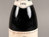 une bouteille de vin posée sur une table
