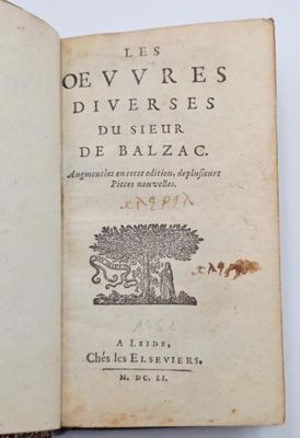un livre ouvert sur lequel est dessiné un arbre