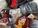 une pile de vêtements posée sur le sol