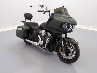 une moto garée dans une pièce