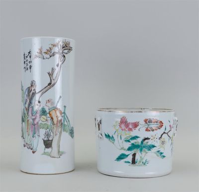 paire de vases chinois avec des oiseaux et des fleurs peints dessus