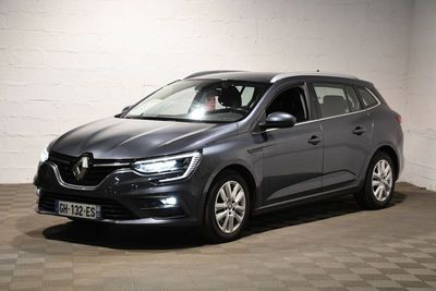 la voiture grise est garée dans un garage au sol en damier