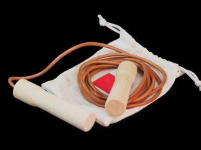 une corde à sauter et une corde à sauter dans un sac