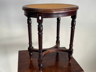 une petite table en bois recouverte d'un plateau en osier