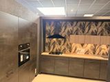 une photo d'une cuisine moderne équipée d'appareils électroménagers en acier inoxydable