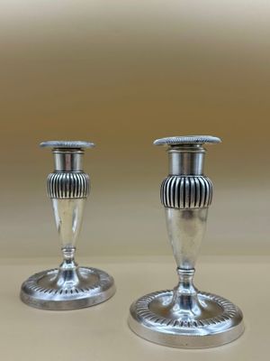 Paire de flambeaux en métal argenté