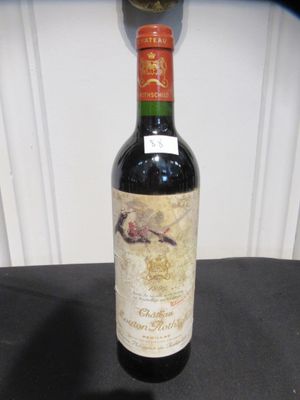 une bouteille de vin posée sur une table