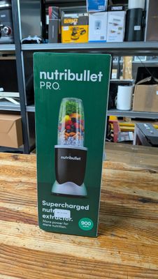 une boîte de Nutribullet Pro posée sur une table en bois