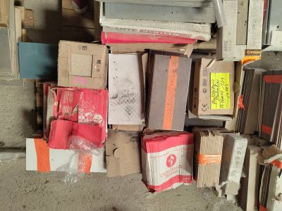 un tas de cartons et d'autres objets par terre