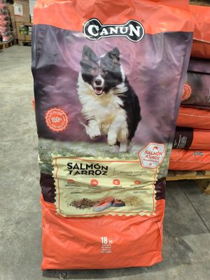 un gros plan sur un sac d'aliments pour chiens au saumon exposé dans un magasin
