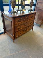Commode dite " Parisienne" en bois naturel mouluré et sculpt… (photo 3)