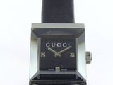 Montre Gucci pour femme avec bracelet en cuir noir et cadran carré