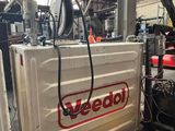une machine qui se trouve dans un bâtiment et sur laquelle est apposée une pancarte