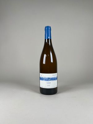 une bouteille de vin posée sur une table