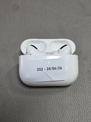une paire d'AirPods blancs avec une étiquette de prix dessus