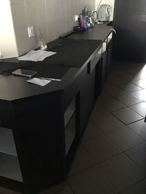 Meuble d’angle bas en bois 9 portes de couleur noire avec un lave-main