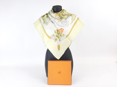 HERMES. Carre de soie, modèle "Regina" avec boite (87cm/ 90c…