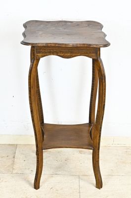 une petite table en bois avec une étagère