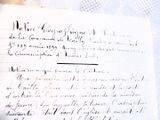quelqu'un tient un bout de papier sur lequel il y a quelque chose d'écrit