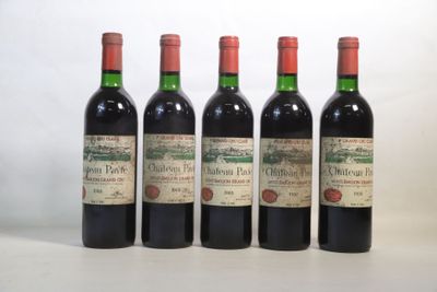 quatre bouteilles de vin sont alignées sur une table