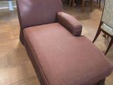 une chaise longue au milieu d'une grande pièce